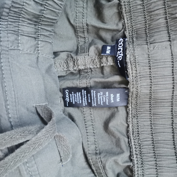 Khaki shorts - Picture 3 of 3